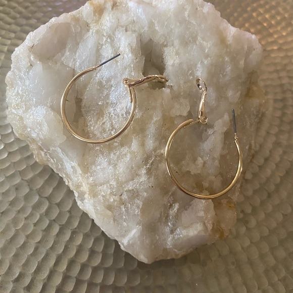 1in Lightweight Classic Gold Hoop Earrings -Boho Chic Glam -90's Y2K Inspo -New - Picture 5 of 6